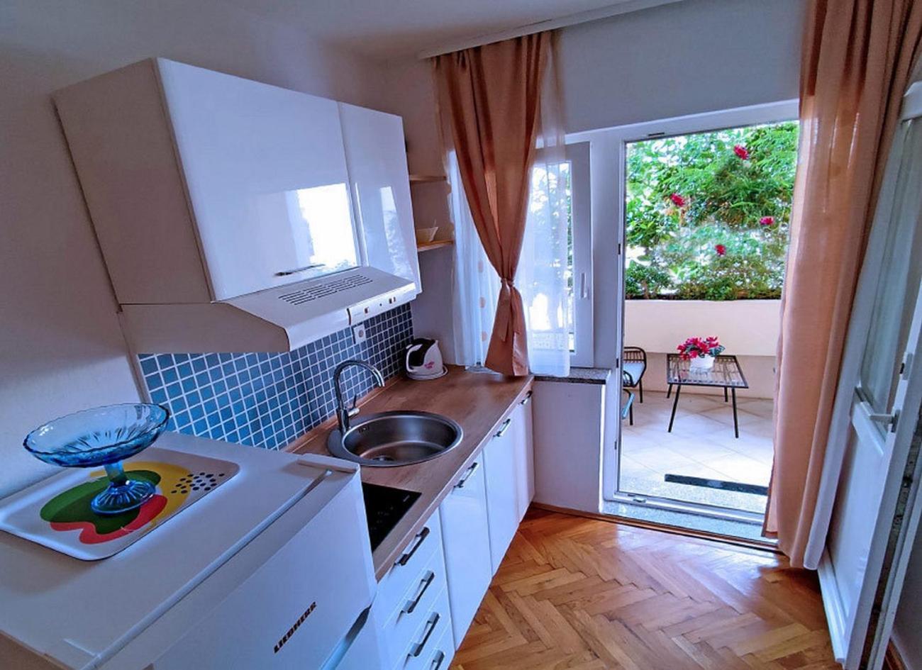 Apartments And Rooms By The Sea Tucepi, Makarska - 6058 Rom bilde